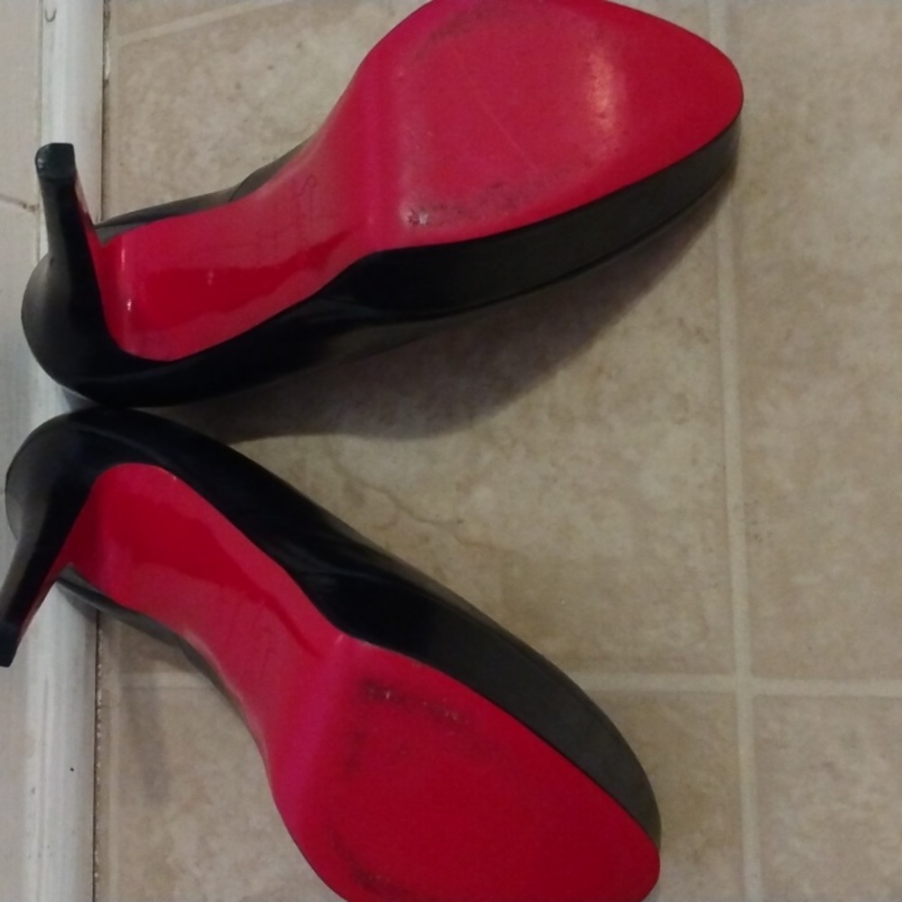Louis Vuitton, semi used, no scratches, bottoms are slightly scuffed. - Picture 3 of 5